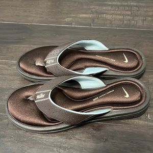 Women’s brown Nike comfort flip flops, size 8